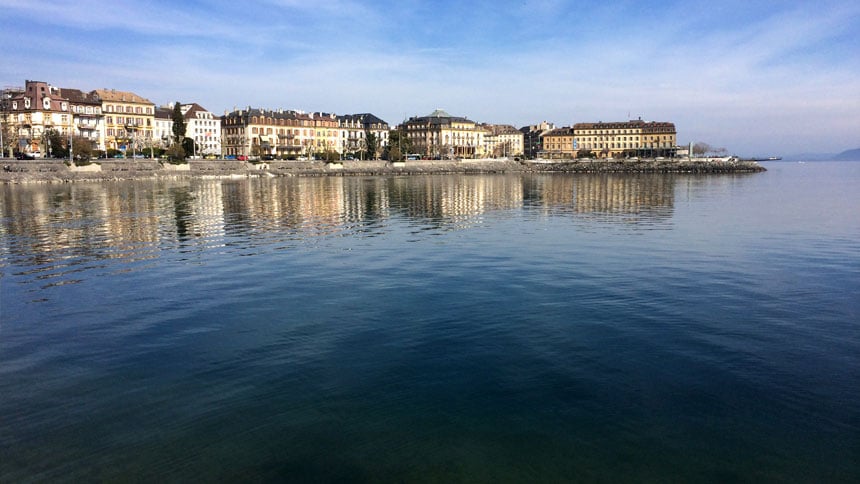 Le lac et la ville de Neuchâtel en Suisse