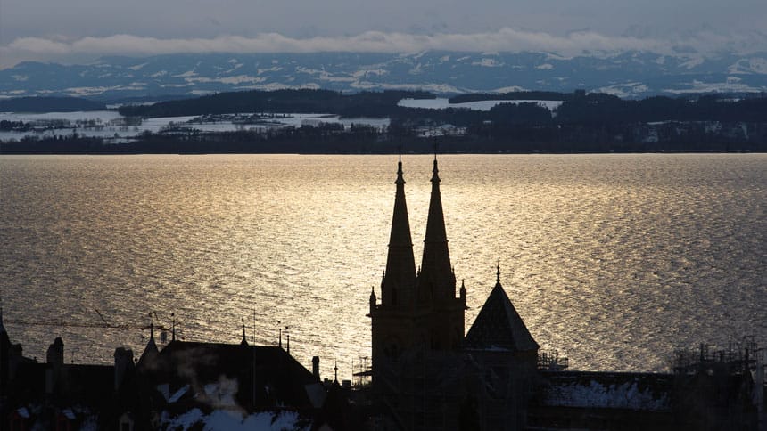 La collégiale et le lac de Neuchâtel